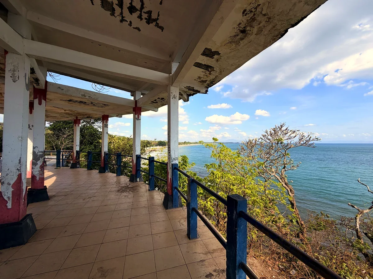 Veranda mit Geländer und Blick auf die Küste