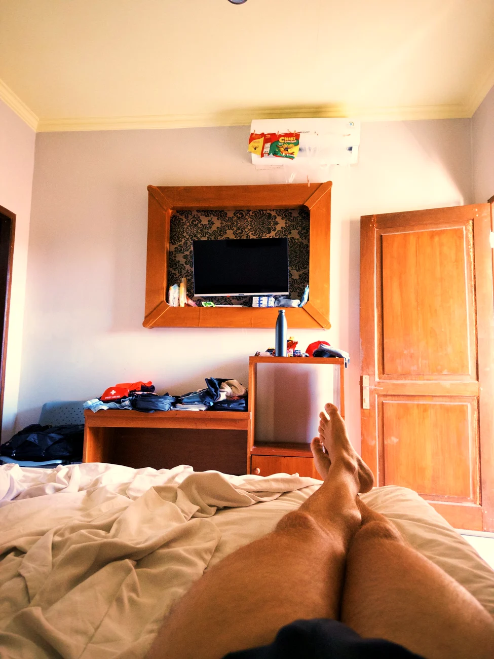 Unser Zimmer in Senggigi mit Bett, Fernseher und Klimaanlage