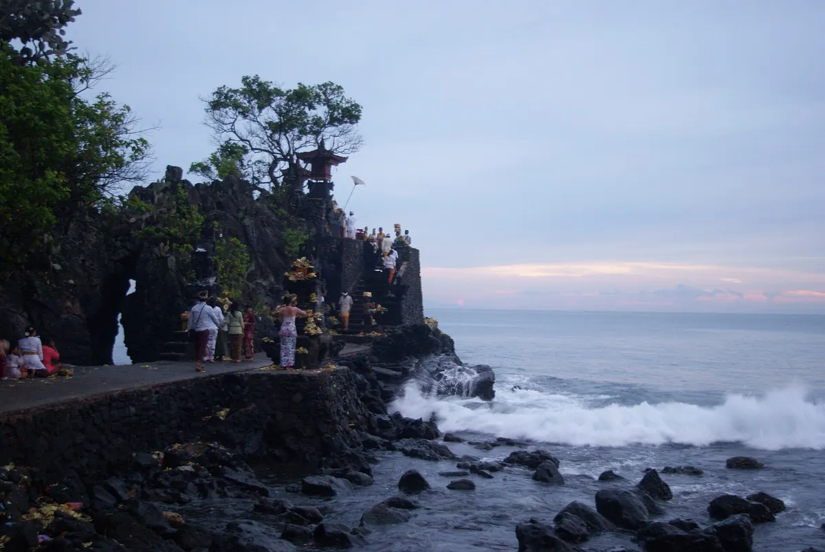 Tempel Batu Bolong auf Felsen direkt am Meer bei Sonnenuntergang