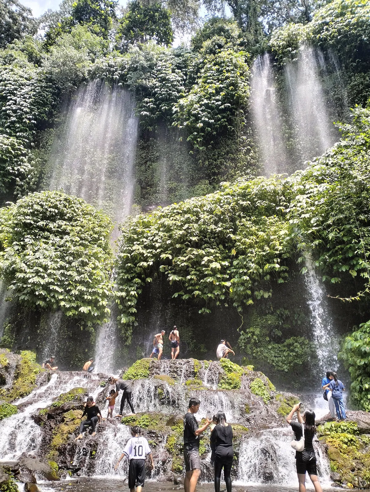 Benang Kelambu: breiter Vorhang-Wasserfall mit Besuchern