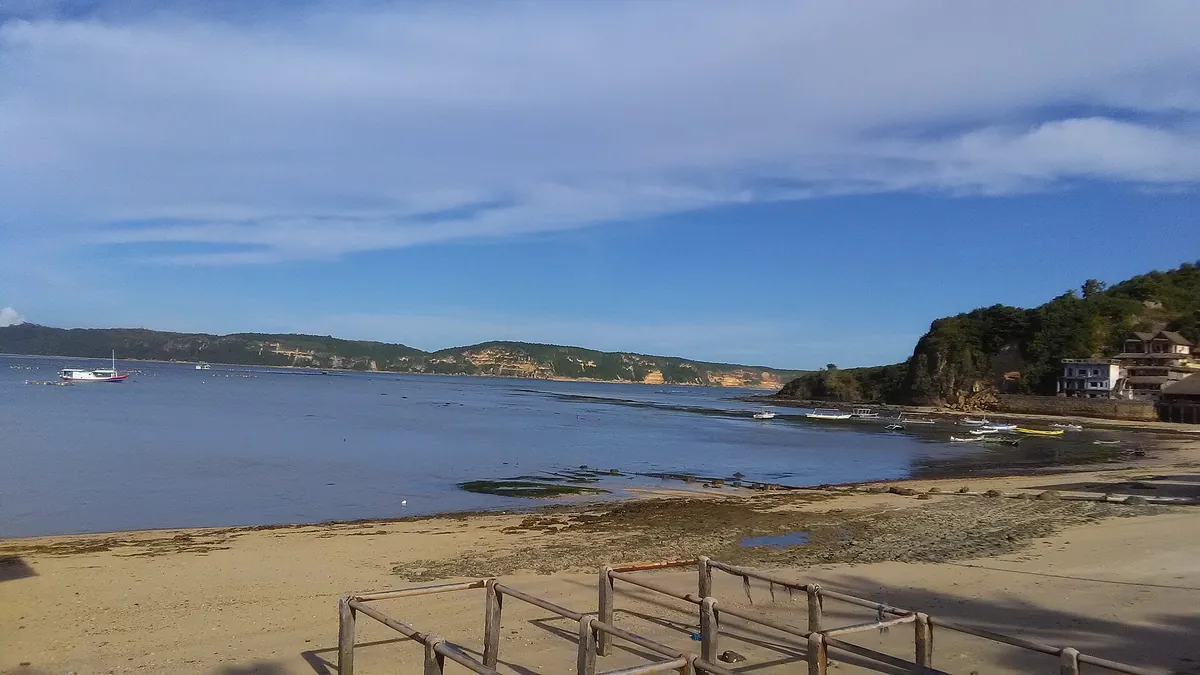 Bucht von Gerupuk mit Strand und Holzsteg