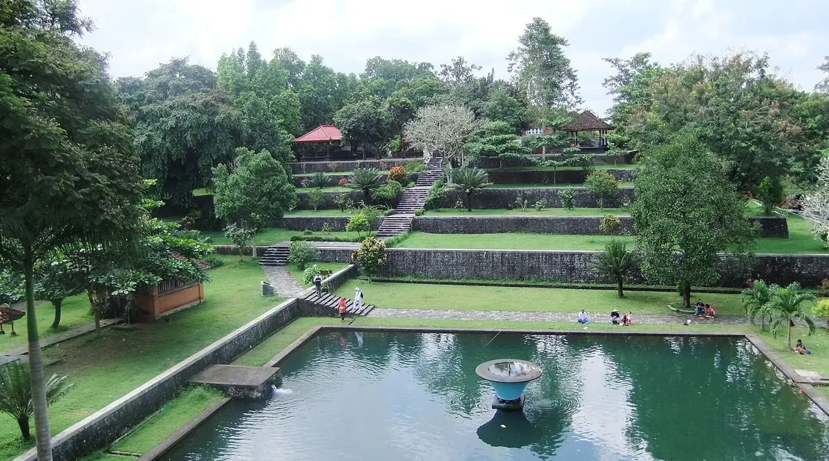 Gartenanlage und Wasserbecken im Park Taman Narmada