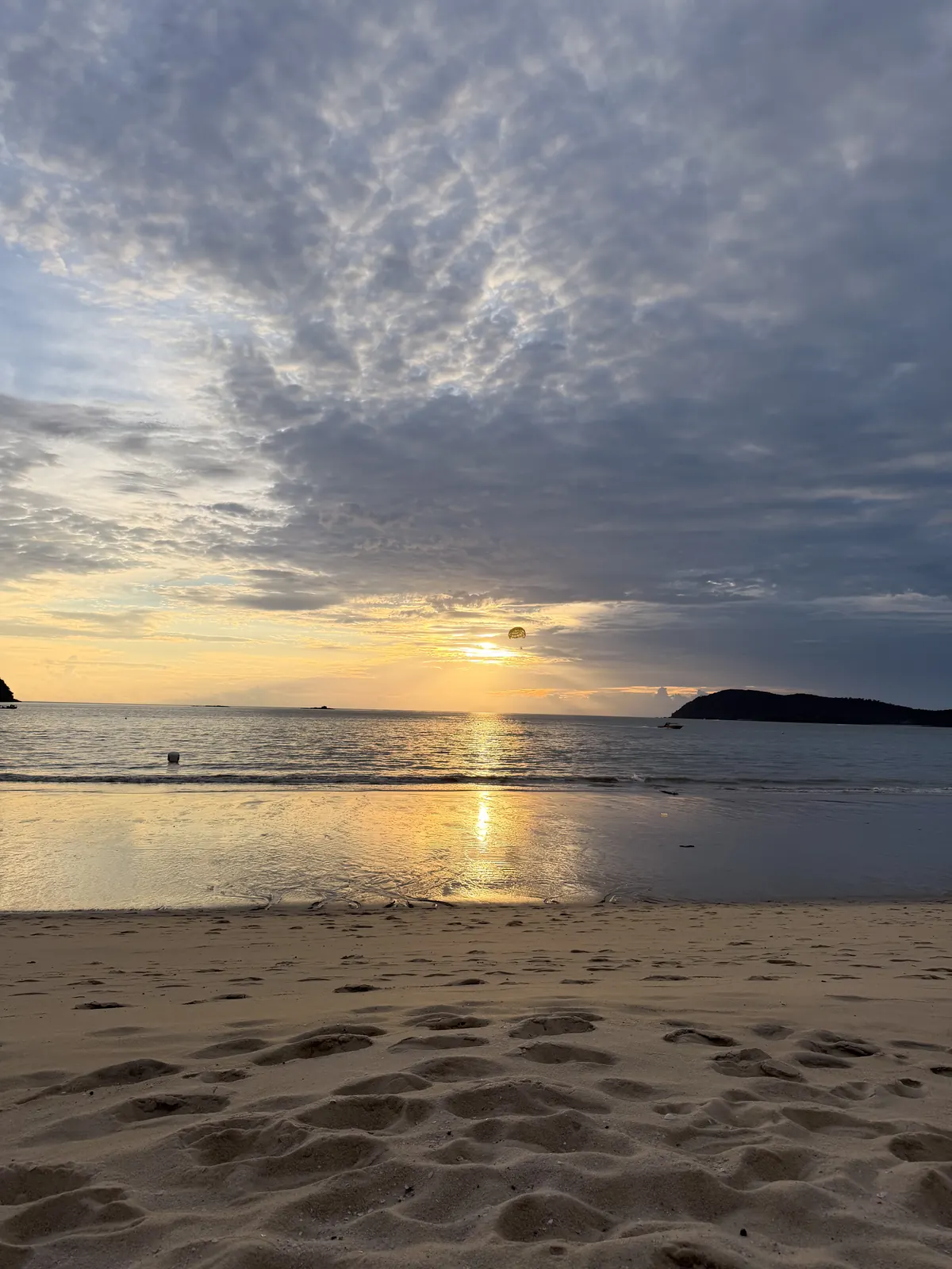 Sonnenuntergang am Strand von Langkawi, die Sonne spiegelt sich im Meer