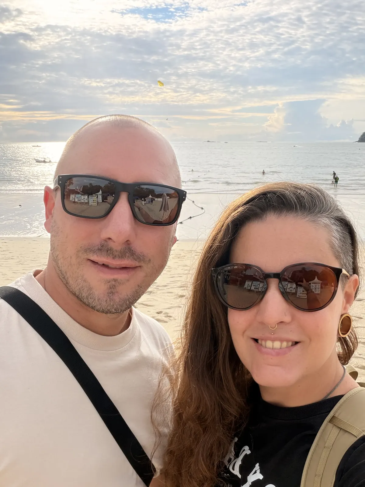Fabienne und Marc am Strand von Langkawi