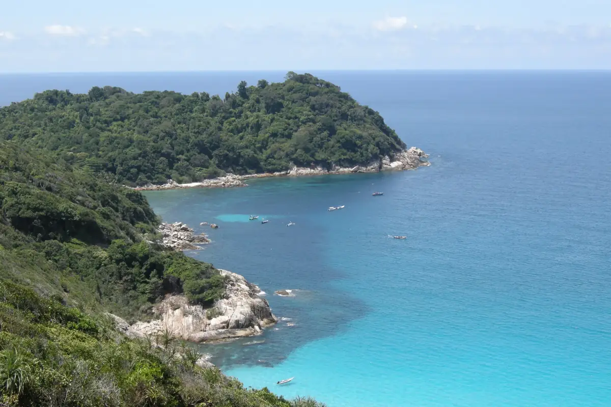 Felsige Küste mit türkisem Wasser auf den Perhentian-Inseln
