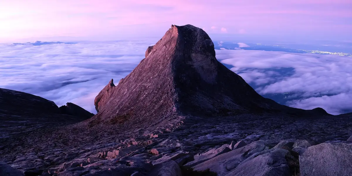 Felsgipfel des Kinabalu über einem Wolkenmeer