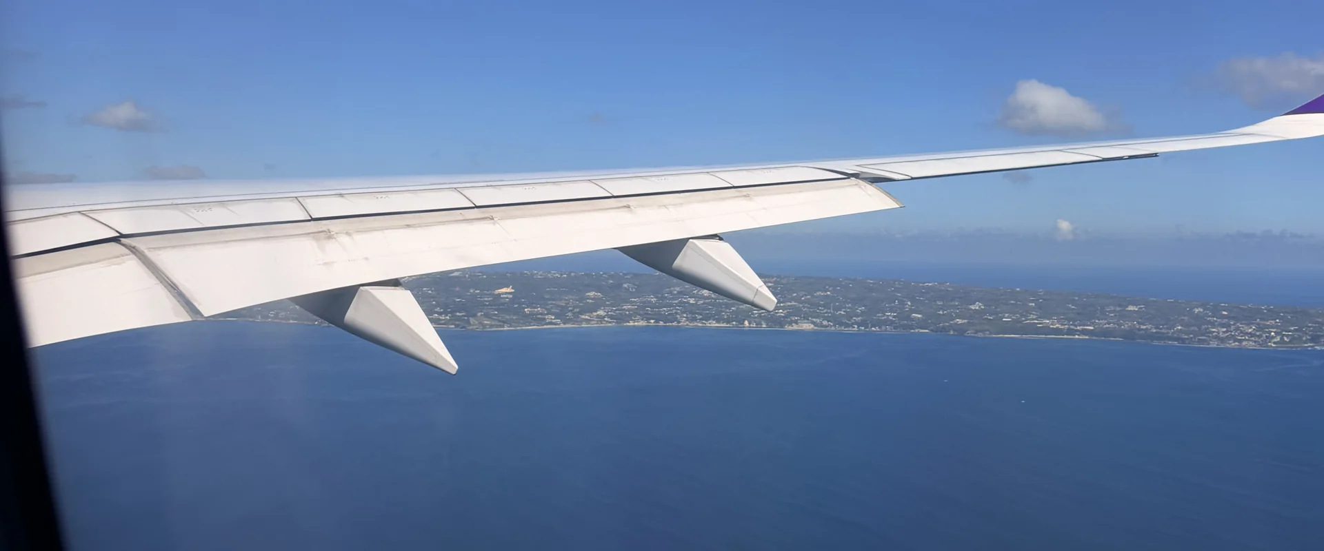 Flugzeugflügel über dem Meer, aufgenommen auf einem unserer Flüge