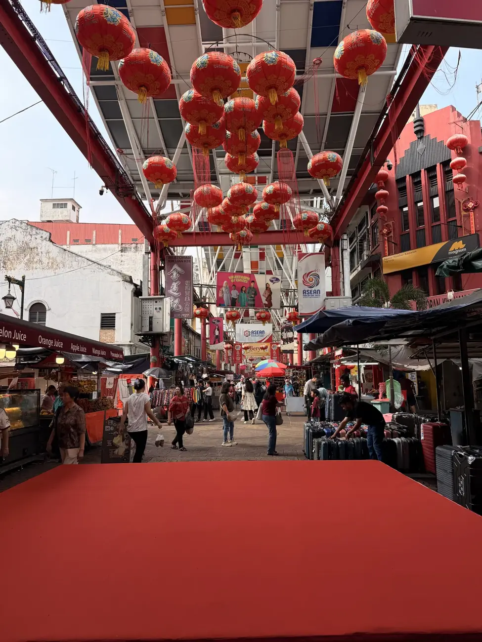 Marktstrasse mit roten Laternen in Kuala Lumpur