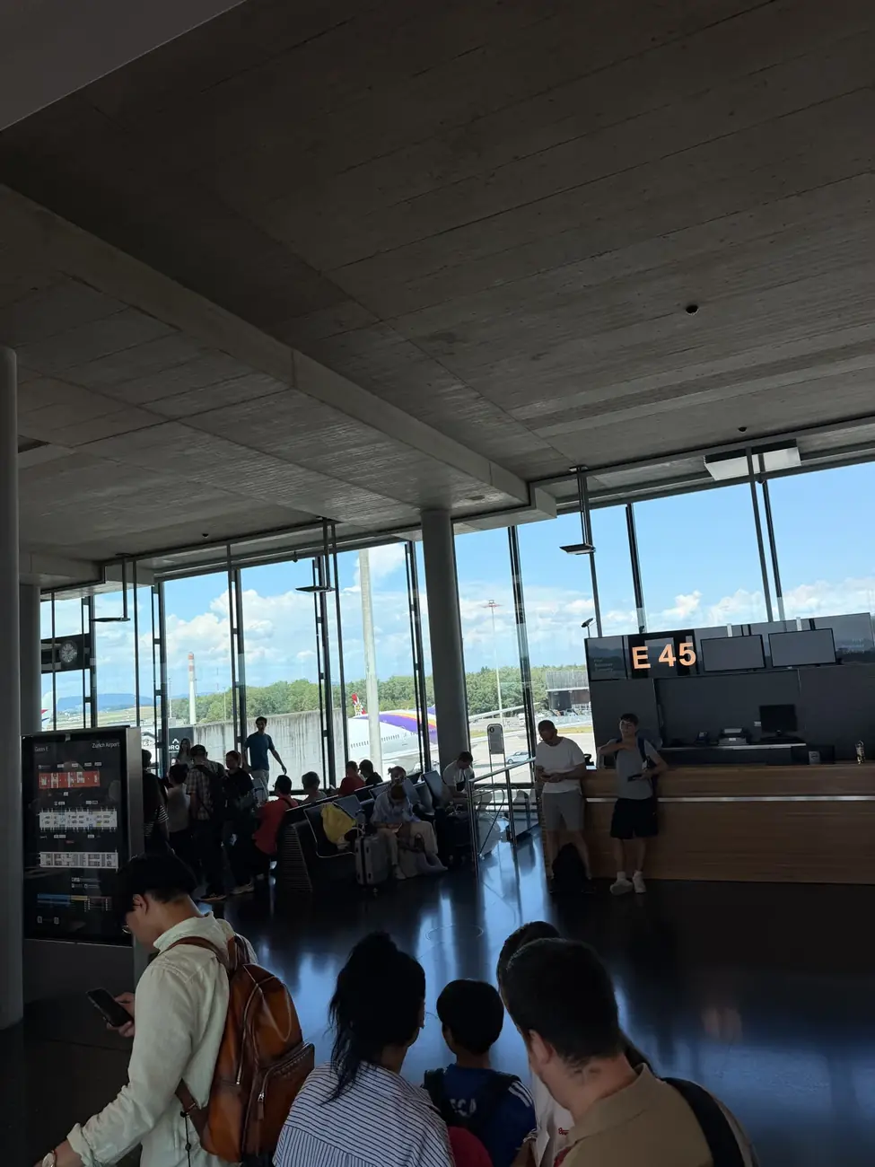 Reisende im Flughafen vor dem Abflug