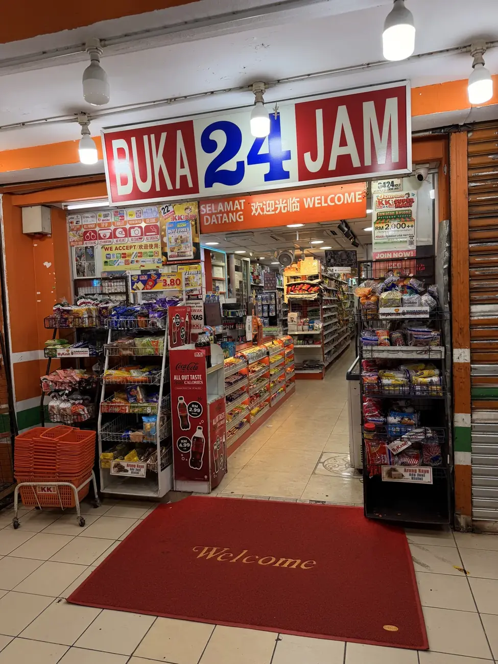 Geöffneter Laden in Kuala Lumpur am Abend