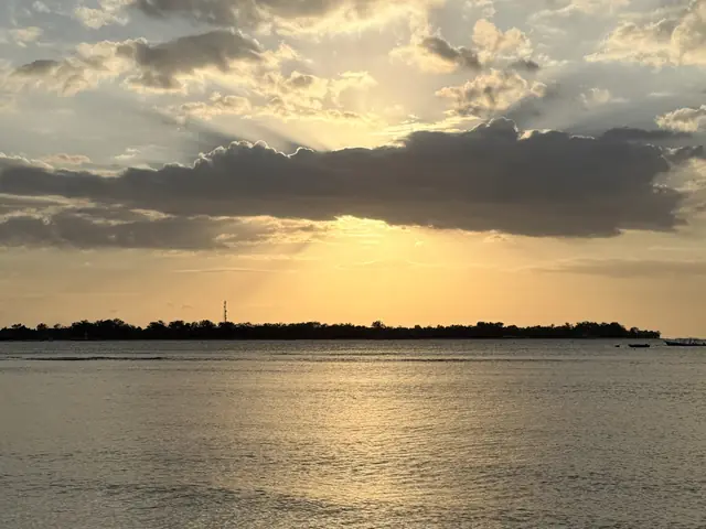 Sonnenuntergang über dem Meer vor Gili Air
