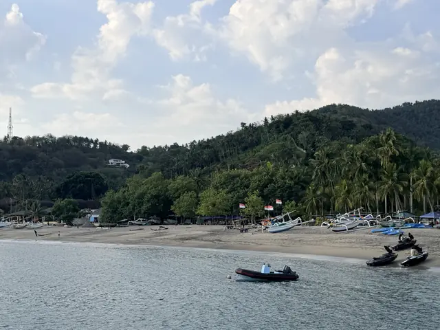 Bucht mit Booten an der Küste bei Senggigi auf Lombok