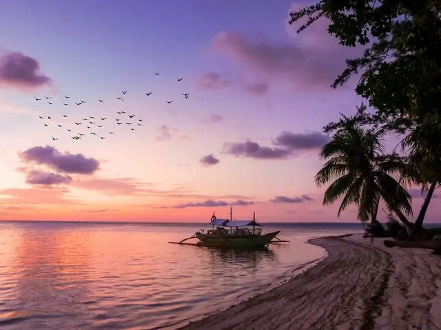 Sonnenuntergang an einem Strand auf den Philippinen