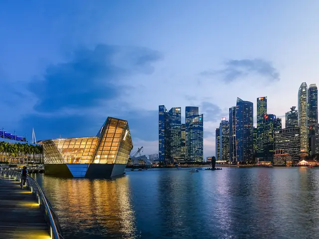 Marina Bay in Singapur in der Abenddämmerung