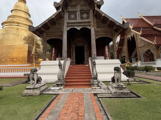 Goldener Chedi und Tempel in Chiang Mai