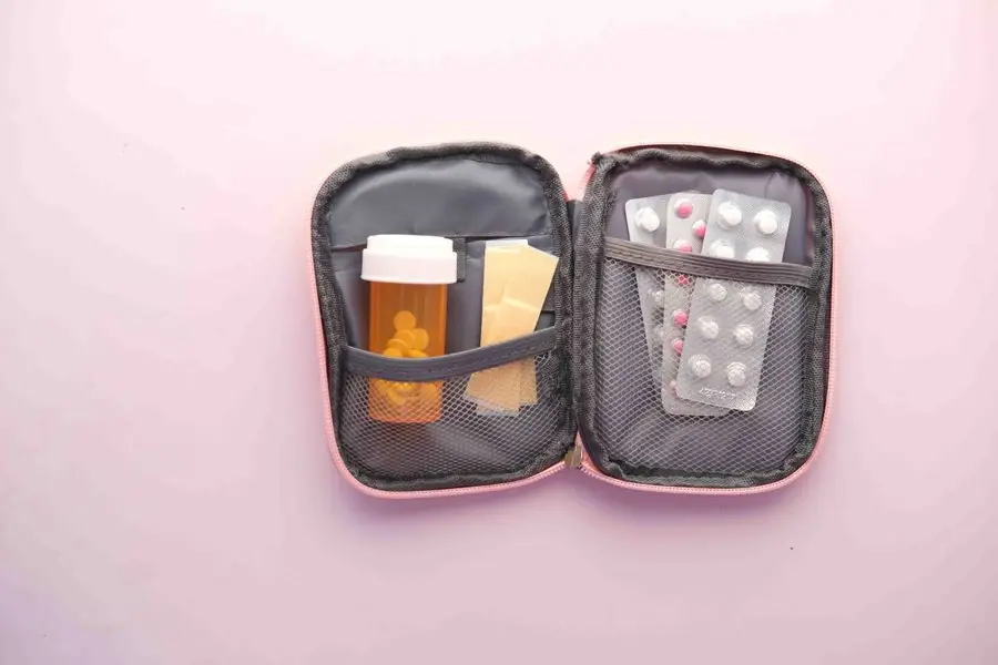 Reiseapotheke mit Medikamenten und Pflastern