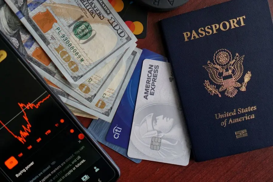 Reisepass, Bargeld und Karten für die Reise