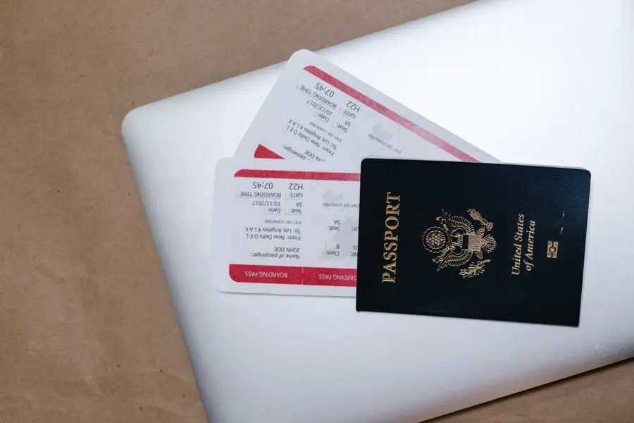 Reisepass und Flugtickets auf einem Laptop