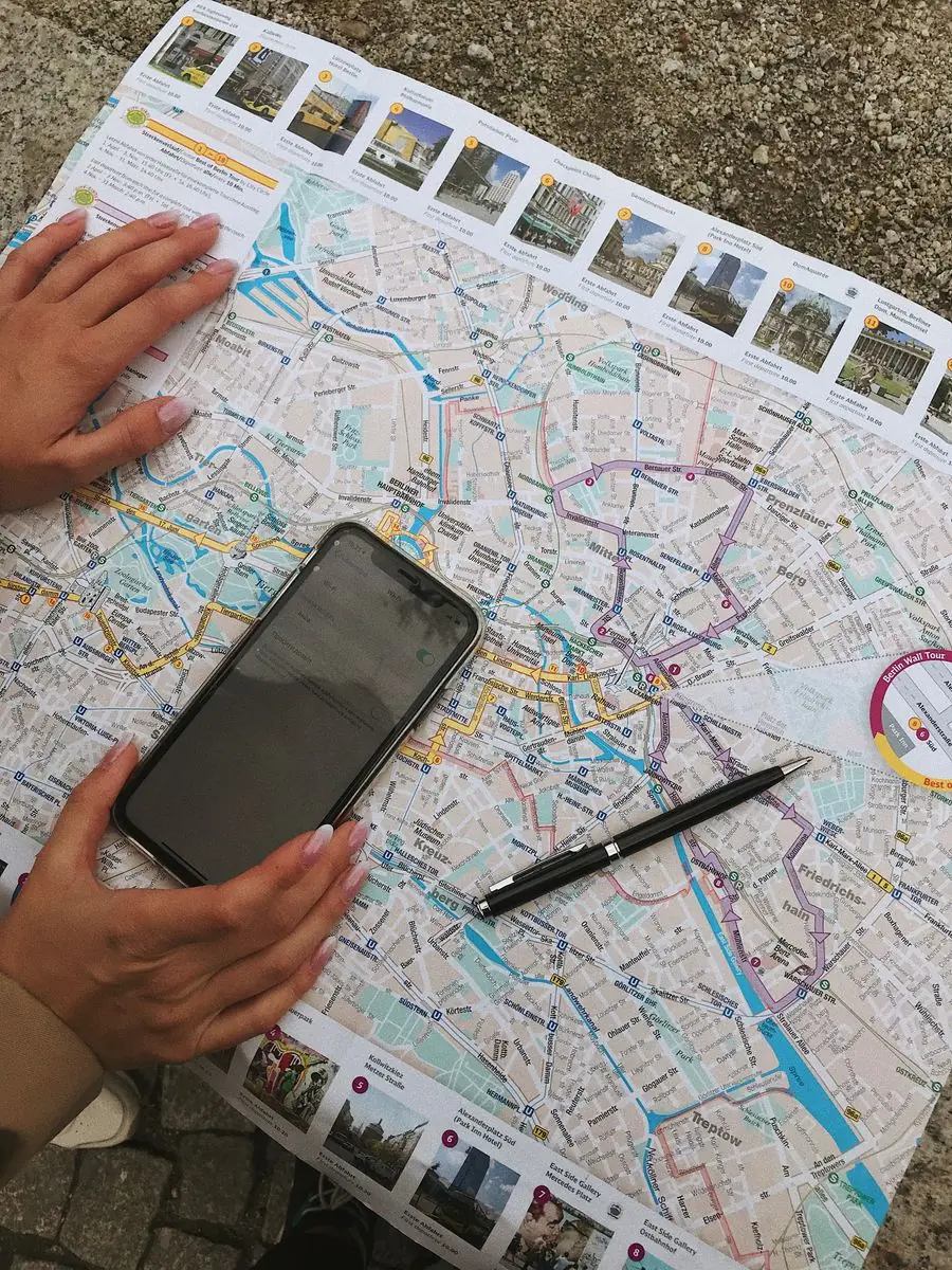 Smartphone mit Karte zur Orientierung unterwegs