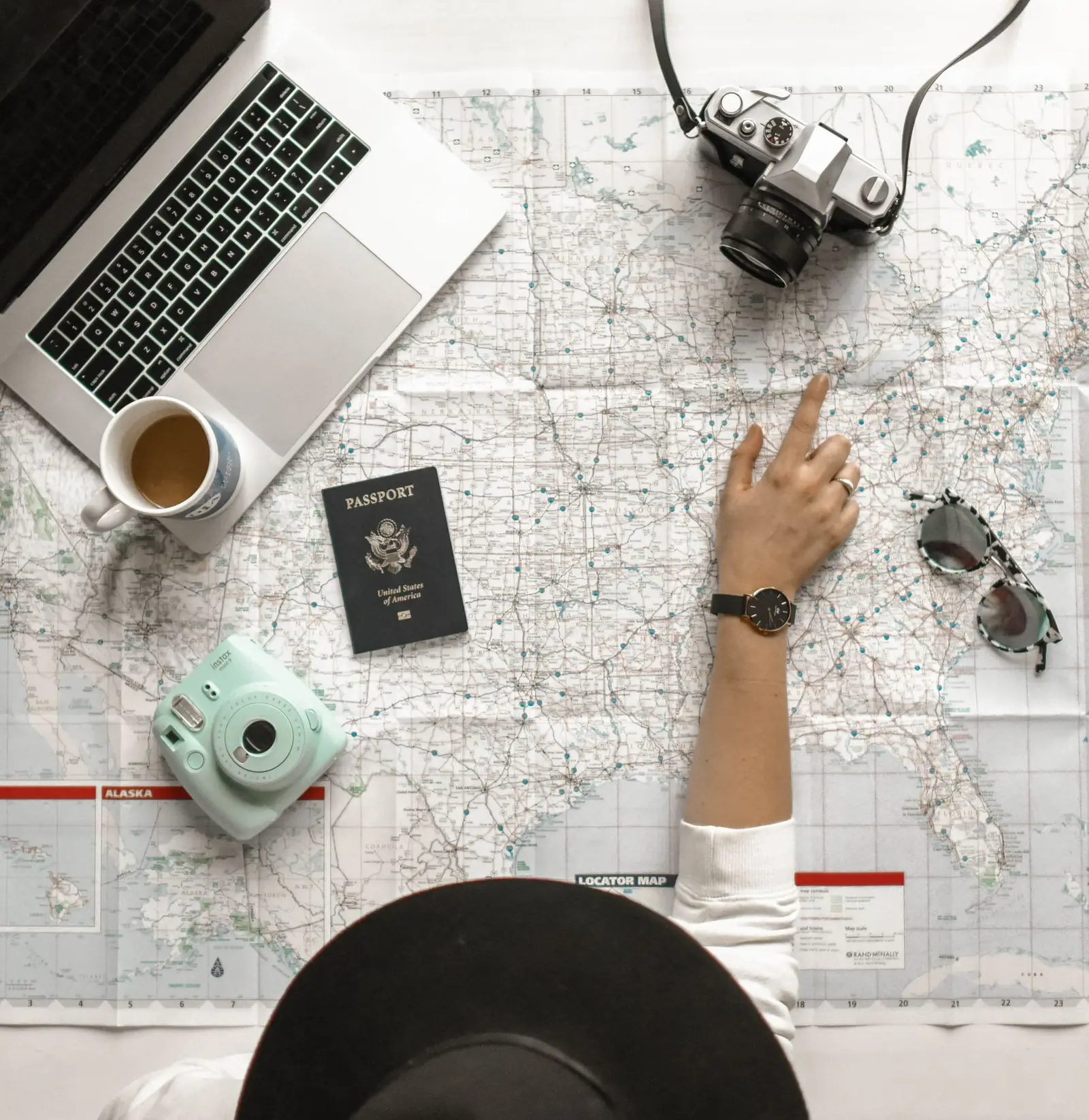 Reiseplanung mit Karte, Kamera und Laptop
